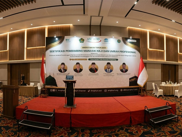 Foto hasil backdrop minimalis untuk acara wedding dengan dekorasi bunga segar