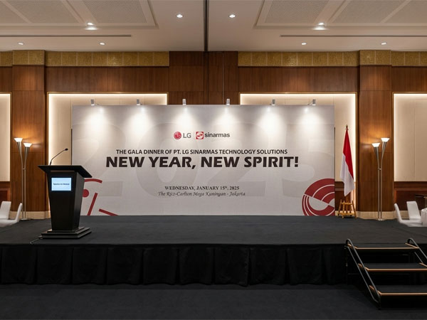 Foto hasil backdrop lamaran dengan dekorasi romantis dan lighting profesional