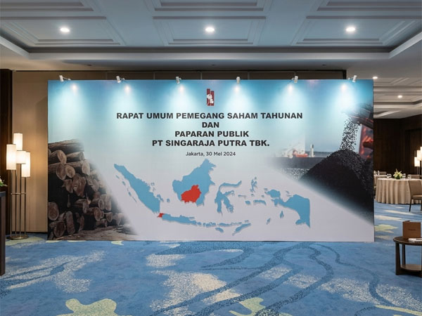 Foto hasil backdrop corporate untuk acara perusahaan dengan branding profesional