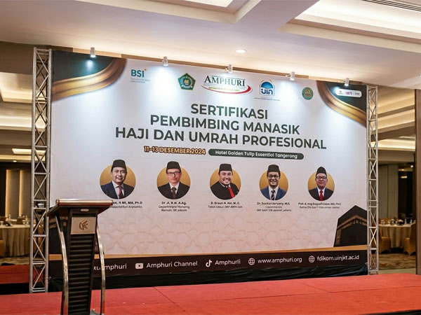 Foto hasil backdrop modern geometric dengan lighting kreatif untuk acara potret profesional